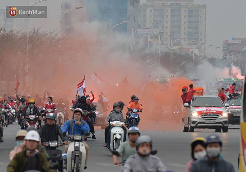 Fan Hải Phòng đốt pháo sáng, nhuộm đỏ đường phố Hà Nội trên đường tiến về sân Hàng Đẫy